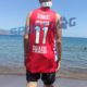 Με κόκκινη φανέλα Σλούκα στην παραλία: "Από μικρό παιδί Ολυμπιακός, τώρα... θα γίνω Παναθηναϊκός"! (ΦΩΤΟ)